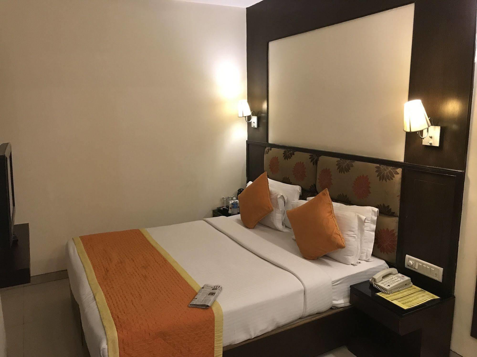 Hotel Southern Delhi Zewnętrze zdjęcie