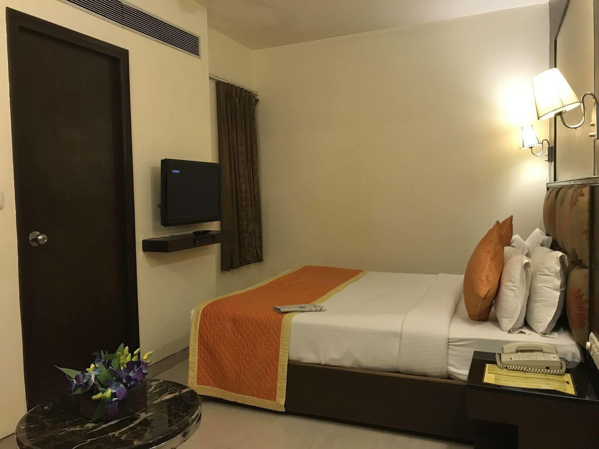 Hotel Southern Delhi Zewnętrze zdjęcie